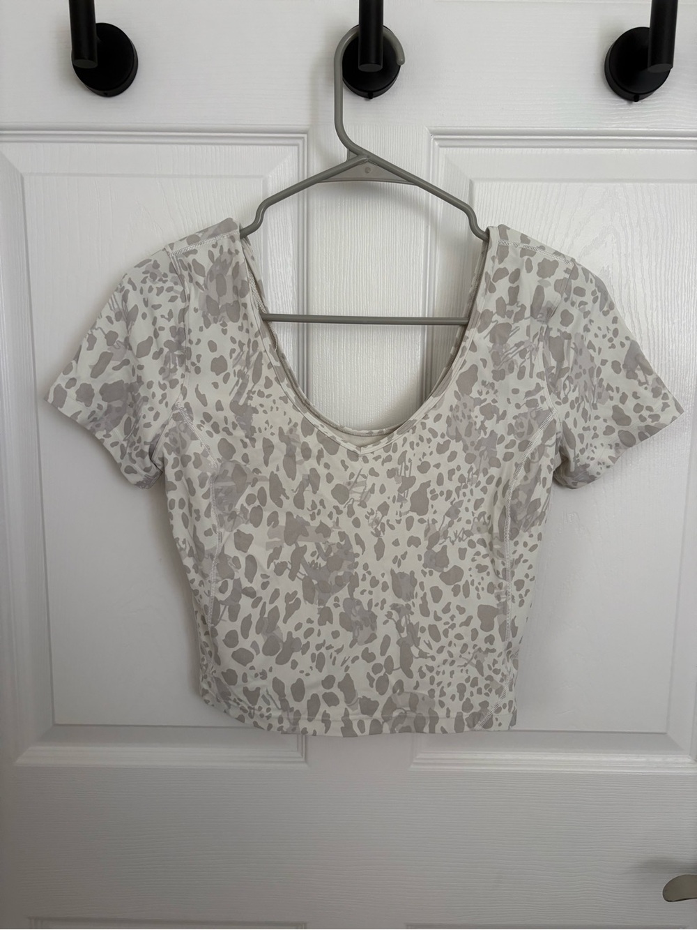 Lululemon Women’s Scoop Neck Printed Crop Top - Cream Gray